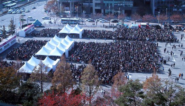 2017년 국내 최대 게임전시회인 지스타가 부산 벡스코에서 개막한 가운데 관람객들이 야외주차장에 마련된 매표소에서 길게 줄을 서 기다리고 있다. 연합뉴스