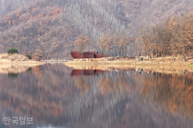 횡성호수길 5구간. 건너편 산자락의 자작나무 군락이 수면에 비쳐 빗살무늬 작품을 그리고 있다.