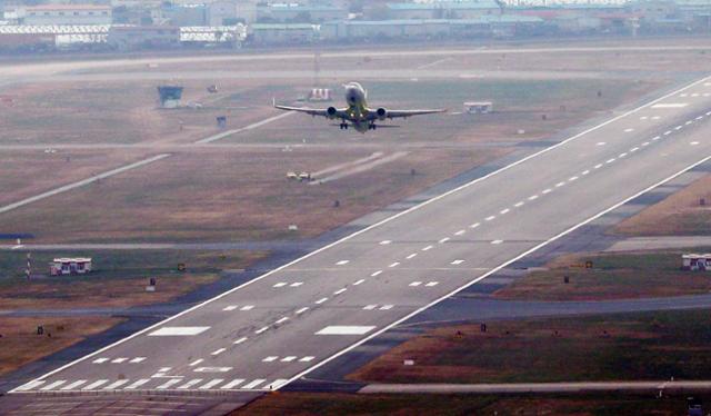 국무총리실 산하 김해신공항 검증위원회가 김해신공항 기본계획(안)에 대한 검증 결과를 발표한 17일 부산 김해국제공항 활주로에서 이륙하는 항공기 모습. 부산=뉴시스