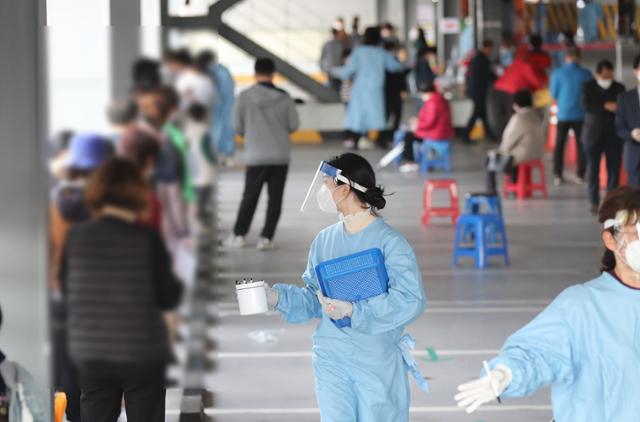 17일 오후 광주 북구 선별진료소에 검사를 받기 위한 시민들의 발길이 온종일 이어지고 있다. 광주에서는 최근 전남대병원 등에서 대거 코로나19 확진자가 추가되면서, 확진자와 동선이 겹친 성당, 교회, 학원, 목욕탕, 예식장 등 다중 이용시설 이용자들의 검사 의뢰가 급증하고 있다. 연합뉴스