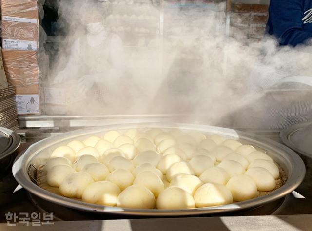 안흥찐방마을 한 가게에서 찜통 뚜껑을 열자 하얀 김이 번지고 있다. 빵을 만들어 하루 동안 숙성시킨 후 쪄낸다.