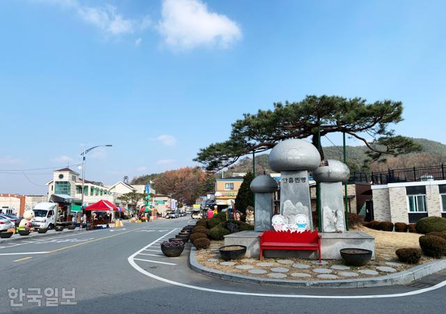 안흥찐빵마을 초입에 다양한 찐빵 조형물이 세워져 있다.