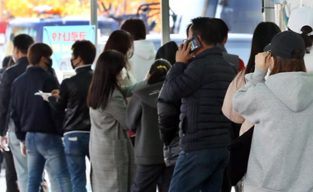 지난 16일 오후 인천 남동구보건소 선별진료소에서 시민들이 검사를 받기 위해 줄을 서고 있다. 뉴시스