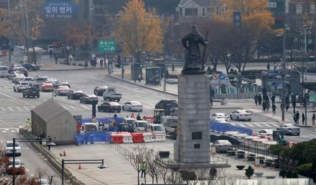 내년 10월 완공을 목표로 시작된 서울 종로구 광화문광장 일대 공사가 17일 진행되고 있다. 뉴시스