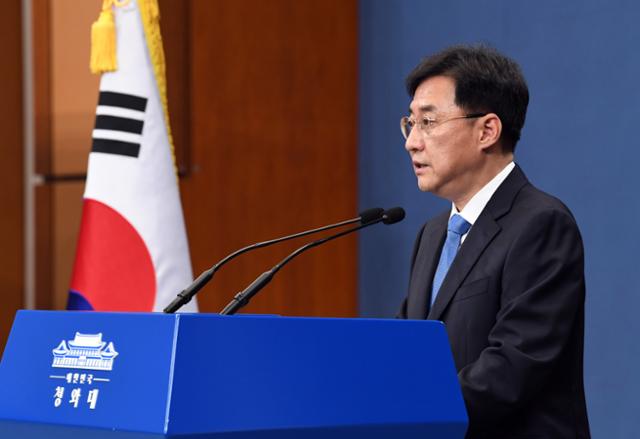 강민석 청와대 대변인이 17일 오후 춘추관 브리핑룸에서 문재인 대통령의 APEC, G20 정상회의 참석 관련 브리핑을 하고 있다. 왕태석 선임기자