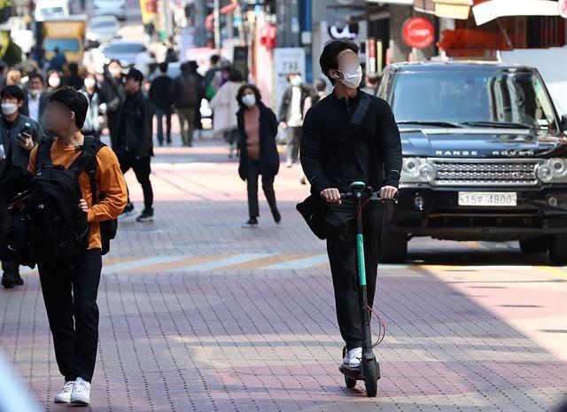 4월 24일 서울 강남역 인근에서 한 시민이 공용 킥보드를 이용하고 있다. 뉴스1