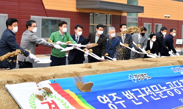 경북 영주 베어링아트 공장 확장 공사 기공식에서 이철우 도지사, 장욱현 영주시장, 송영수 베어링아트 대표 등이 시삽을 하고 있다. 경북도 제공