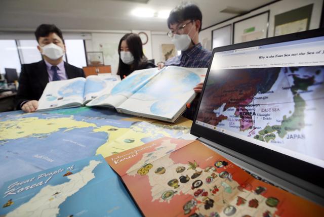 국제수로기구(IHO)가 세계 각국이 바다의 이름을 표기할 때 기준으로 삼는 표준 해도(海圖) 집에 동해나 일본해와 같은 명칭 대신 번호로 표기하는 새로운 방식을 도입하기로 합의한 가운데 17일 서울 성북구 사이버 외교사절단 '반크' 사무실에서 관계자들이 동해로 표기한 자체 홍보물과 동해와 일본해가 병기된 외국 출판물 등을 소개하고 있다. 연합뉴스