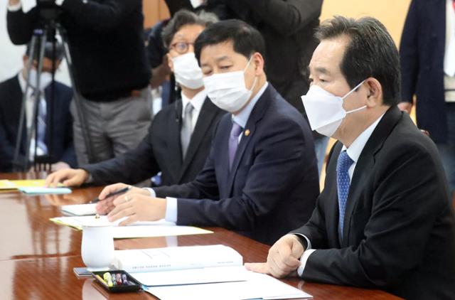 17일 국무총리실 산하 김해 신공항 검증위원회가 백지화 결론을 발표한 후 정세균 국무총리 등 국무위원들이 서울 종로구 정부서울청사에서 관계장관회의를 갖고 후속 대책을 논의하고 있다. 뉴스1