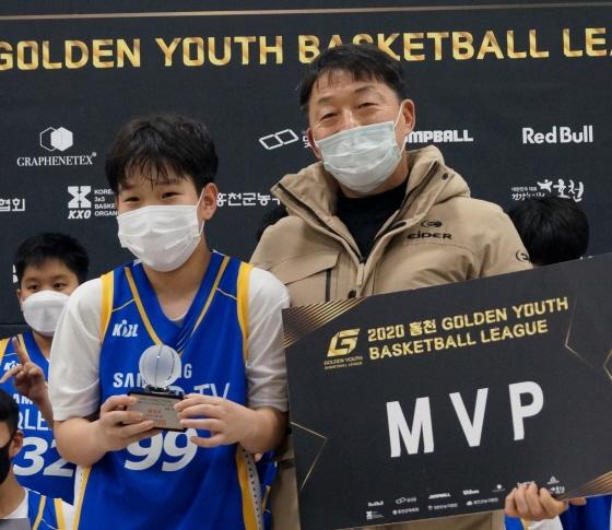 중1부 MVP 삼성리틀썬더스 이동주가 김철회 강원도농구협회 부회장과 포즈를 취하고 있다. 대회 주최측 제공