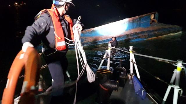 17일 오전 충남 보령 해상에서 전복된 어선의 승선원을 보령해경이 구조하고 있다. 보령해경 제공