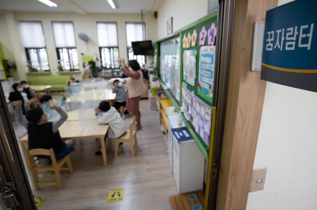 지난 6일 서울의 한 초등학교에서 교감선생님이 돌봄교실 수업을 진행하고 있다. 연합뉴스