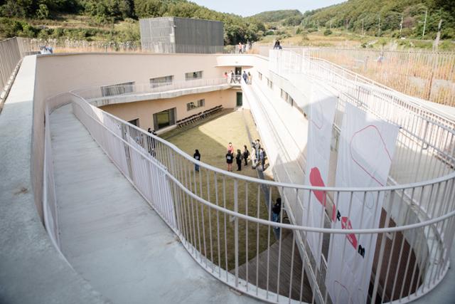 더봄센터 전경. 센터 외부는 경사로를 통해 1층부터 옥상정원까지 연결돼 개의 산책훈련과 센터를 방문하는 장애인들 이동이 쉽다. 동물권행동 카라