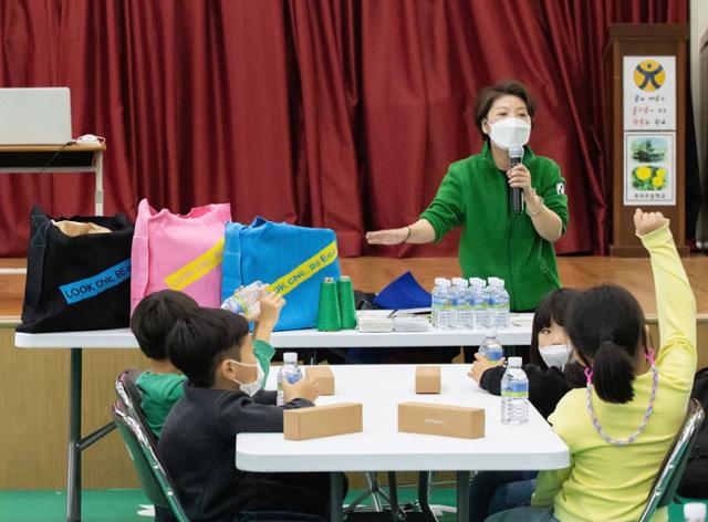 지난 10일 제주 제주시 추자도에 위치한 추자초등학교에서 학생들을 대상으로 ‘페트병이 가방이 된다고?’라는 주제로 자원순환 교육이 진행됐다. 제주개발공사 제공