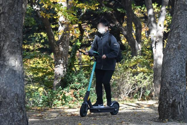 서울 서대문구 연세대 캠퍼스의 한 보행로에서 지난 3일 한 학생이 공유 전동 킥보드를 타고 있다. 이한호 기자