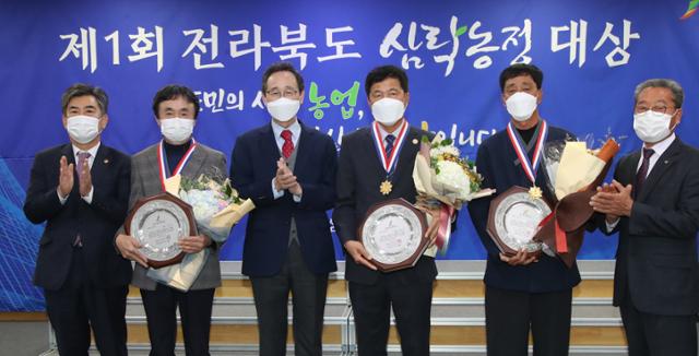 18일 전북도청에서 제1회 전북 삼락농정 대상 수상자들이 기념 촬영하고 있다. 전북도 제공