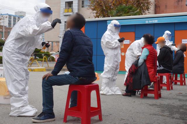 18일 오전 전남 목포시 상동 목포기독병원에 설치된 선별진료소에서 주민들과 병원 의료진들이 신종 코로나바이러스 감염증(코로나19) 검사를 받고 있다. 전남도에 따르면 이날 해당 병원에서 근무하는 간호사가 코로나19에 확진돼 전남 283번 확진자로 분류됐다.뉴스1