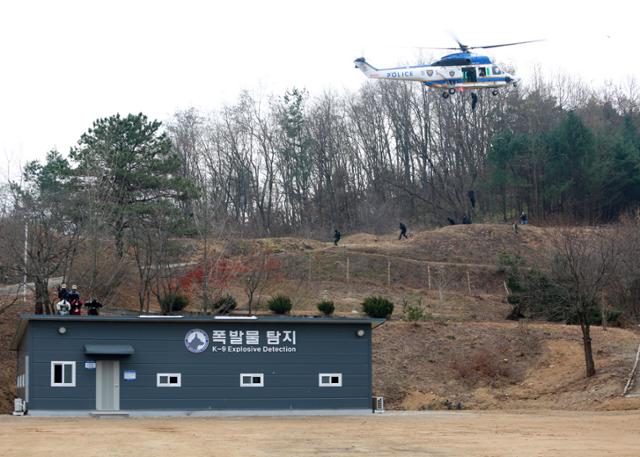 경북경찰특공대원들이 18일 안동시 경찰특공대 연경장에서 열린 창설식에서 헬기 등을 이용한 테러진압 시범을 보이고 있다. 경북경찰청 제공