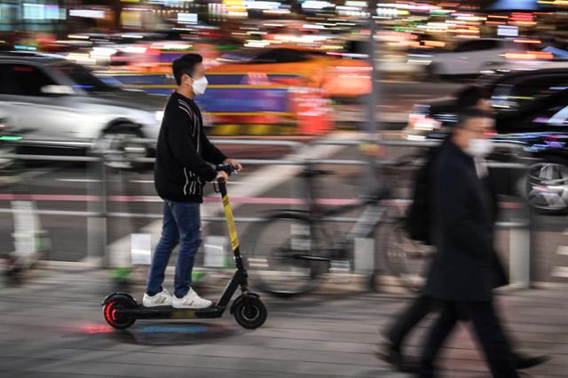 지난 3일 오후 서울 강남구에서 킥보드 한 대가 인도를 질주하고 있다. 이한호 기자