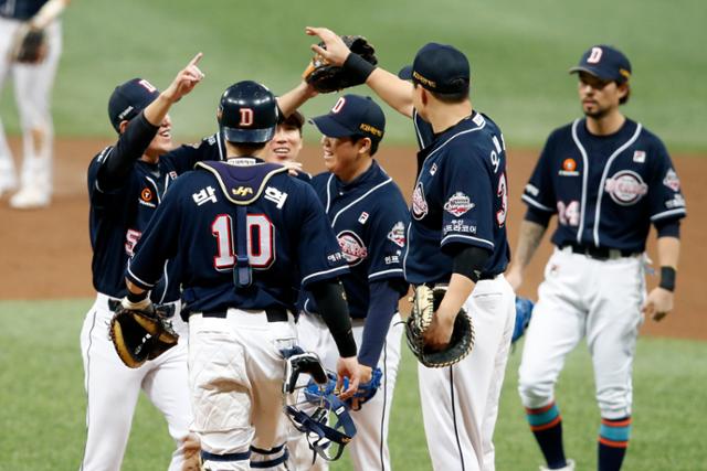 18일 서울 구로구 고척스카이돔에서 열린 프로야구 2020 신한은행 SOL KBO 포스트시즌 한국시리즈 2차전에서 승리한 두산 선수들이 기뻐하고 있다. 뉴스1