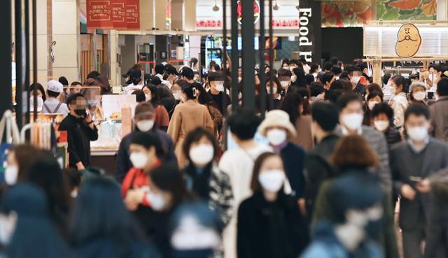 수도권 거리두기 1.5단계 격상을 앞둔 18일 서울 시내 한 백화점에서 마스크를 쓴 시민들이 이동하고 있다. 연합뉴스