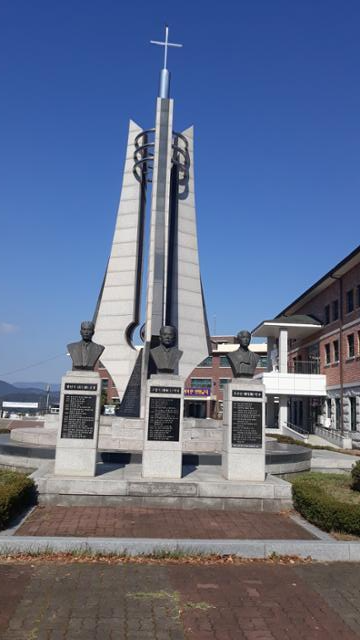 영명중고등학교 100주년 기념탑 앞 유관순(오른쪽) 열사 흉상.