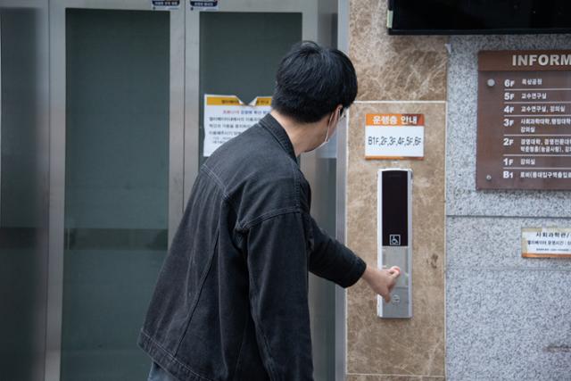 엘리베이터 조작버튼은, 밖에서도 안에서도 오직 '오른쪽'에만 마련돼 있다.