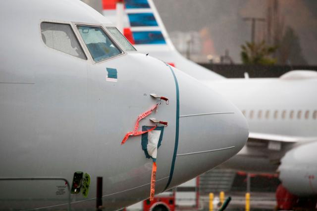 미국 연방항공청(FAA)이 보잉 737맥스 기종의 운항 재개를 알린 18일 워싱턴주 렌턴 보잉 공장에 아메리칸항공으로 인도될 예정인 해당 기종이 주기되어 있다. 렌턴=AFP 연합뉴스