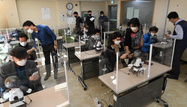 지난 11일 서울 강남구 논현노인종합복지관에서 인공지능(AI) 로봇 '리쿠'가 어르신들에게 카카오톡 사용법에 대해 설명하고 있다. 서재훈 기자