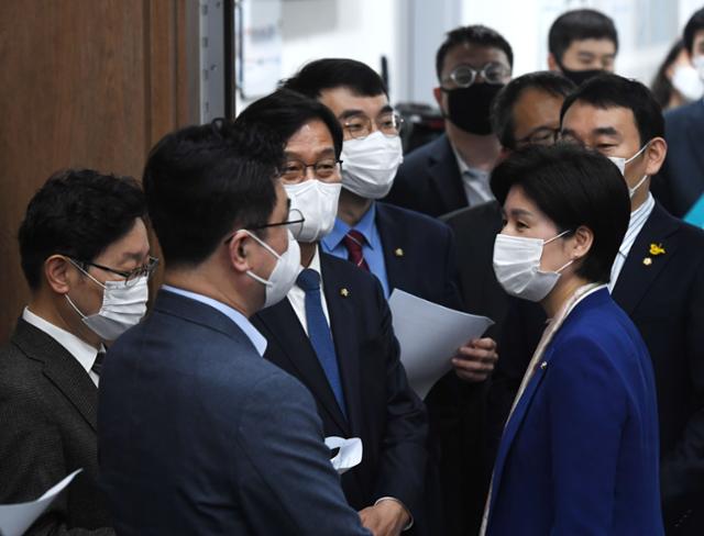 국회 법제사법위원회 소속 더불어민주당 의원들이 19일 오전 국회 소통관에서 고위공직자범죄수사처 처장 후보 추천 무산과 관련한 기자회견에 앞서 대화하고 있다. 배우한 기자