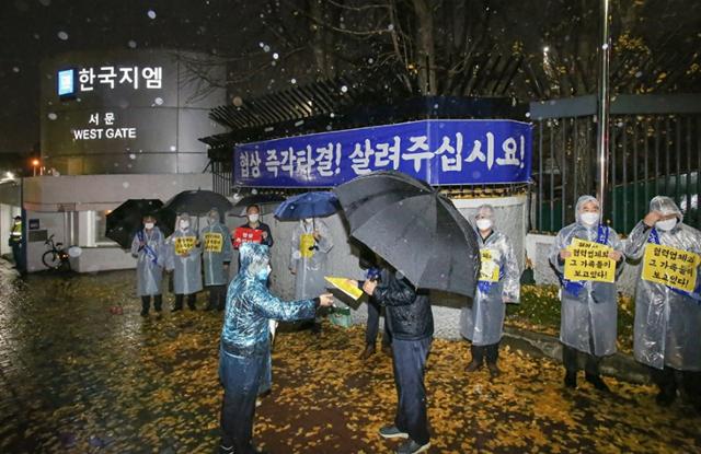 한국GM 협력업체 모임인 협신회 소속 100여명의 임직원들은 19일 오전 6시20분부터 2시간 가량 인천 부평공장 앞에서 집회를 열고, 생존권 보장을 호소했다. 협신회 제공