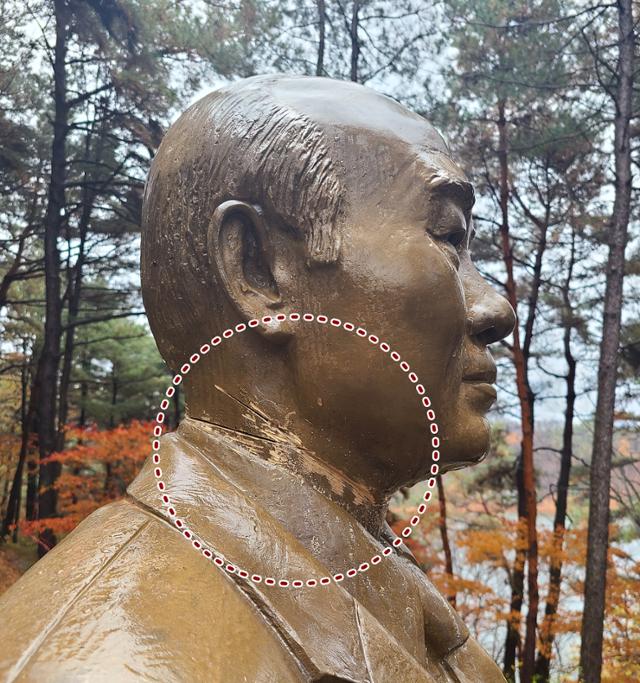 19일 오전 옛 대통령 별장인 청남대에 있는 전두환 동상이 훼손됐다. 경찰은 동상의 목을 쇠톱으로 훼손한 50대를 붙잡아 조사를 벌이고 있다. 사진은 훼손된 동상. 청남대관리사업소 제공=뉴스1