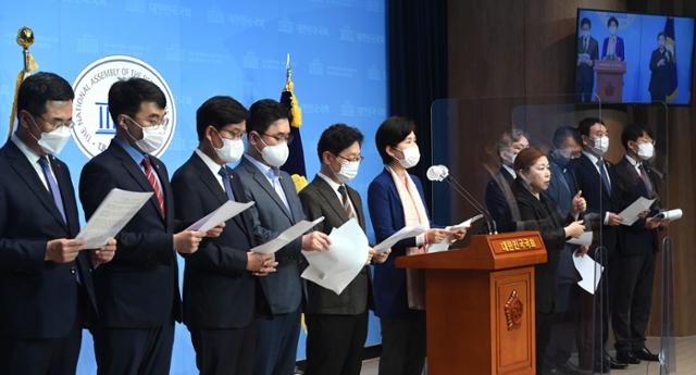 국회 법제사법위원회 여당 간사인 백혜련 더불어민주당 의원이 19일 국회에서 민주당 법사위원들과 공수처장 후보 추천 무산 관련 기자회견을 하고 있다. 배우한 기자