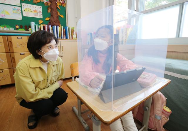 지난 달 5일 초등학교 저학년 대상 학습 안전망 추진 현황을 점검하기 위해 충남 금산중앙초등학교를 방문한 유은혜 부총리 겸 교육부장관이 1학년 교실에서 인공지능(AI) 수학 시스템 도입 수업을 참관하고 있다. 뉴스1