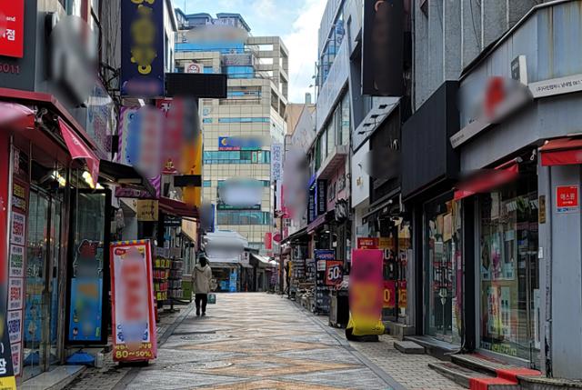 코로나19 확산 차단을 위해 20일 전국 처음으로 사회적 거리두기 2단계가 시행된 순천시의 도심 상가 밀집지가 인적 없이 한산한 모습을 보이고 있다. 뉴시스