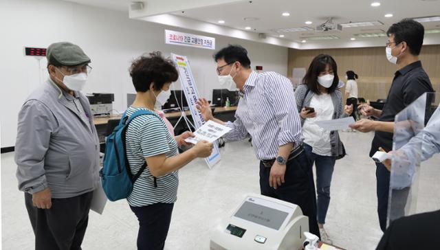 지난 9월 서울 중구 고용복지플러스센터에 마련된 긴급고용안정지원금 상담 창구에서 소상공인들이 재난지원금 신청 접수를 안내받고 있다. 9월 공급된 2차 재난지원금은 소상공인과 프리랜서 등 코로나19 취약층을 대상으로 선별 지급됐다. 뉴스1