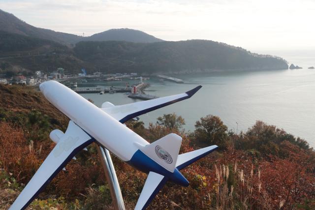 국무총리실 산하 김해신공항 검증위원회가 김해신공항 타당성 검증 결과 발표를 하루 앞둔 16일 오후 부산 강서구 가덕도동 대항항 전망대에서 항공기 모형이 설치 돼 있다. 부산=연합뉴스