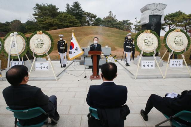 정세균 국무총리가 20일 서울 동작구 국립서울현충원에서 열린 김영삼 대통령 서거 5주기 추모식에서 추모사를 하고 있다. 뉴시스