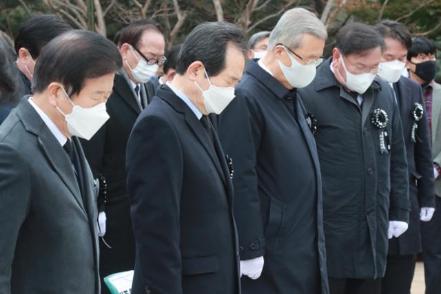 정세균 총리(왼쪽 두번째)가 20일 서울 동작구 국립서울현충원에서 열린 고 김영삼 전 대통령 서거 5주기 추모식에서 묵념을 하고 있다. 왼쪽부터 박병석 국회의장, 정세균 국무총리, 김종인 국민의힘 비상대책위원장, 김태년 더불어민주당 원내대표, 김종철 정의당 대표. 연합뉴스