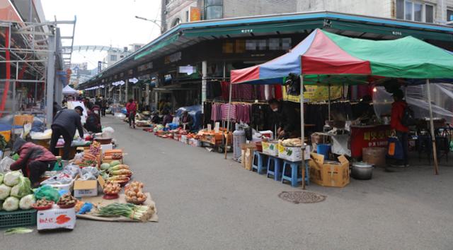 전남 순천시가 사회적 거리두기를 2단계로 격상한 가운데 오일장이 열린 순천 웃장이 한산한 모습을 보이고 있다. 연합뉴스