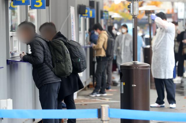 지난 19일 서울 영등포구 영등포보건소 신종 코로나바이러스 감염증 선별진료소에서 검사를 받으려는 시민들이 문진을 받고 있다. 뉴시스