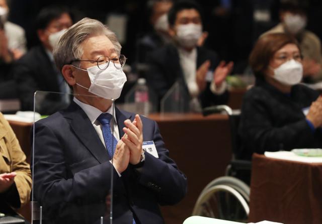 이재명 경기지사가 6일 경기 수원시 팔달구 노보텔 앰배서더 호텔에서 열린 '2020 경기도 사회주택 콘퍼런스'에서 박수를 치고 있다. 수원=뉴시스