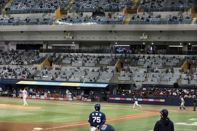 20일 오후 서울 구로구 고척스카이돔에서 열린 프로야구 2020 신한은행 SOL KBO 포스트시즌 한국시리즈 3차전 두산베어스와 NC다이노스의 경기를 찾은 야구팬들이 열띤 응원을 펼치고 있다. 뉴스1