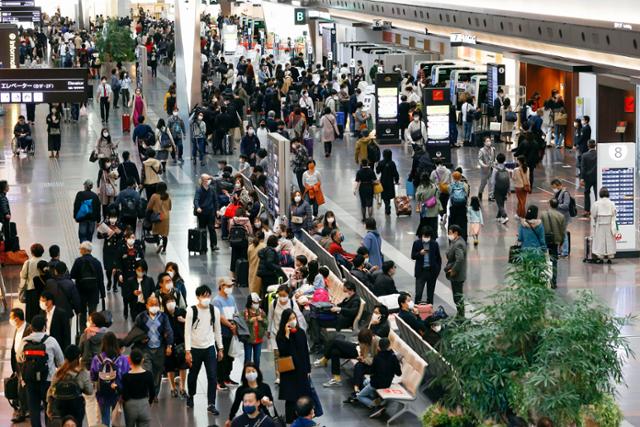 사흘 연휴가 시작된 21일 일본 도쿄 하네다공항 청사 내부가 여행을 떠나려는 이용객들로 붐비고 있다. 도쿄=AP 연합뉴스