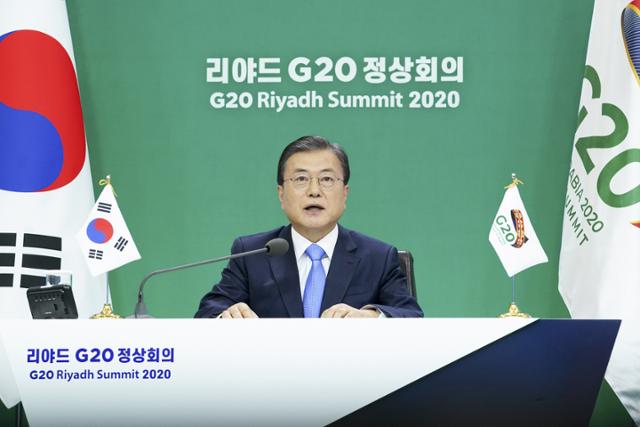 문재인 대통령이 21일 저녁 청와대에서 화상으로 열린 주요 20개국(G20) 정상회의에서 발언을 하고 있다. 왕태석 선임기자