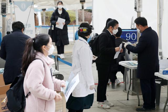 고3 수험생들이 22일 서울 동대문구 한국외국어대학교에서 열린 학생부종합전형 면접에 앞서 방역 확인을 받고 있다. 뉴스1