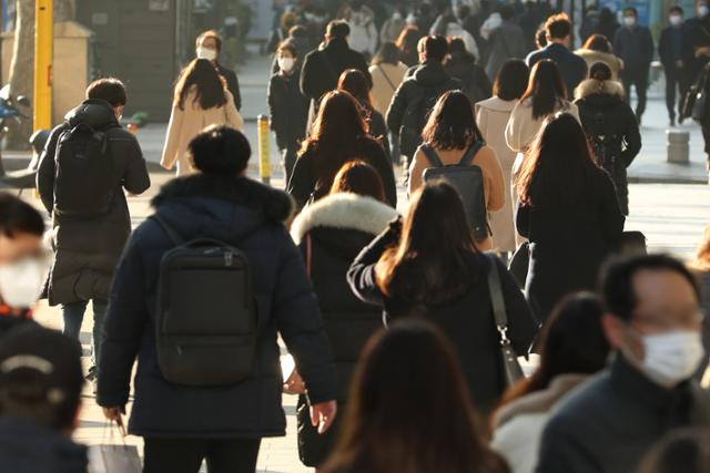 전국 대부분 지역의 체감 온도가 영하권으로 떨어진 23일 오전 서울 강남구 강남역 인근에서 시민들이 두꺼운 옷차림으로 출근하고 있다. 뉴시스