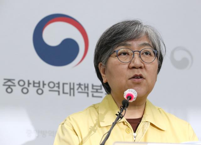 정은경 중앙방역대책본부장(질병관리청장)이 23일 오후 충북 청주시 질병관리본부에서 코로나19 국내 발생 현황 및 확진 환자 중간조사 결과 등 정례브리핑을 하고 있다. 청주=연합뉴스