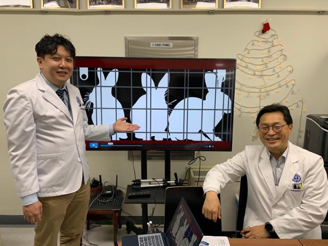 김광만(오른쪽) 연세대 치대 교수와 같은과 권재성 교수는 "대체시험법이 동물의 희생을 줄일뿐 아니라 종간차이를 없애기 때문에 인간에게도 필요하다"고 강조했다. 고은경기자