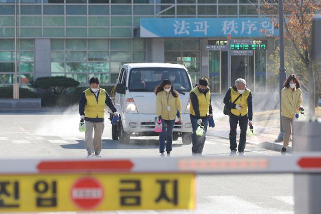 지난 9일 오후 광주교도소에서 근무하는 직원이 코로나19 확진 판정을 받자 광주 북구 보건소와 일곡동행정복지센터 생활방역단 관계자들이 광주교도소를 방역 소독하고 있다. 연합뉴스